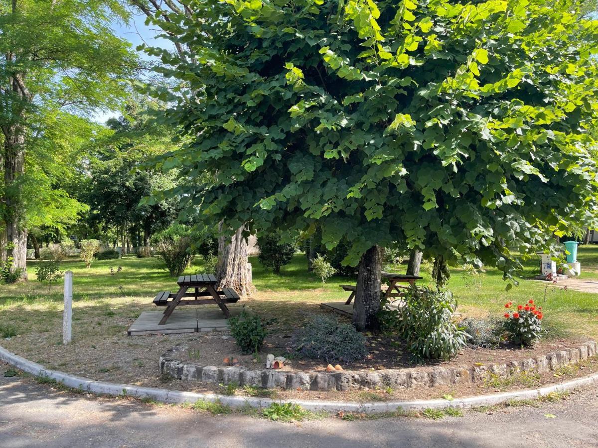 Camping Les Portes De Sancerre Saint-Satur Екстер'єр фото